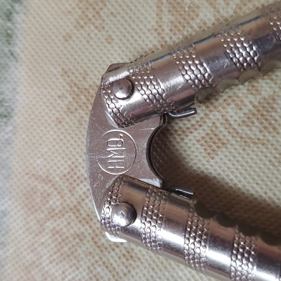 Vintage 1940's Quackenbush HMQ Chrome Embossed Sping Loaded Jointed Nutcracker - Picture 2 of 3